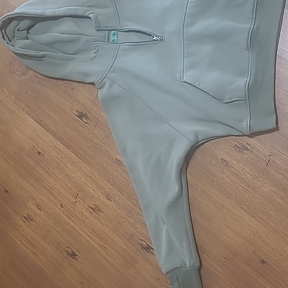 Crop 1/4 zip - Picture 2 of 5